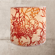 Abat jour de forme tambour, contrecollé. Lin à motifs de coraux orangés.